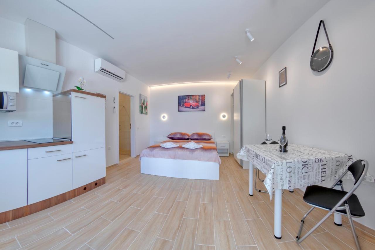 Apartment Light In Pula Exterior foto