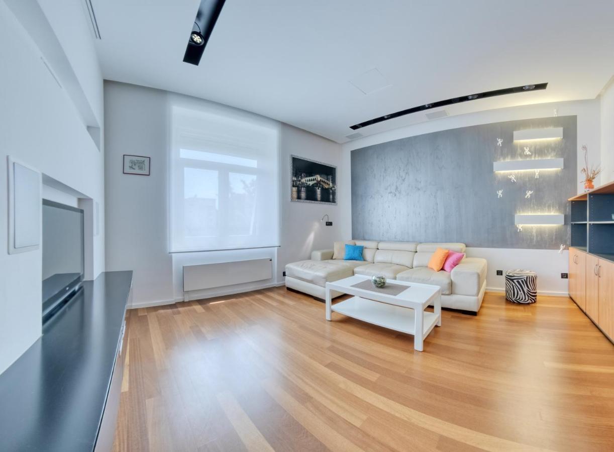 Apartment Light In Pula Exterior foto