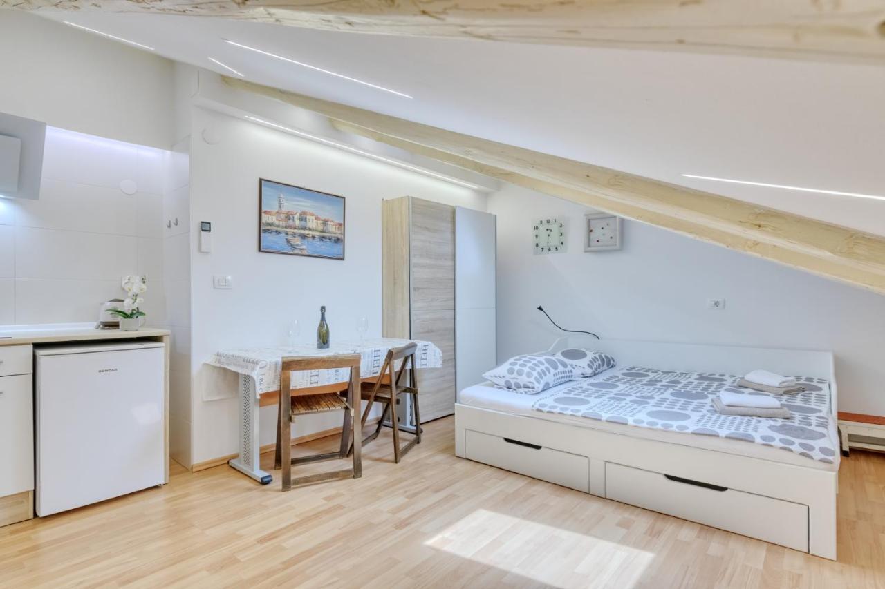 Apartment Light In Pula Exterior foto