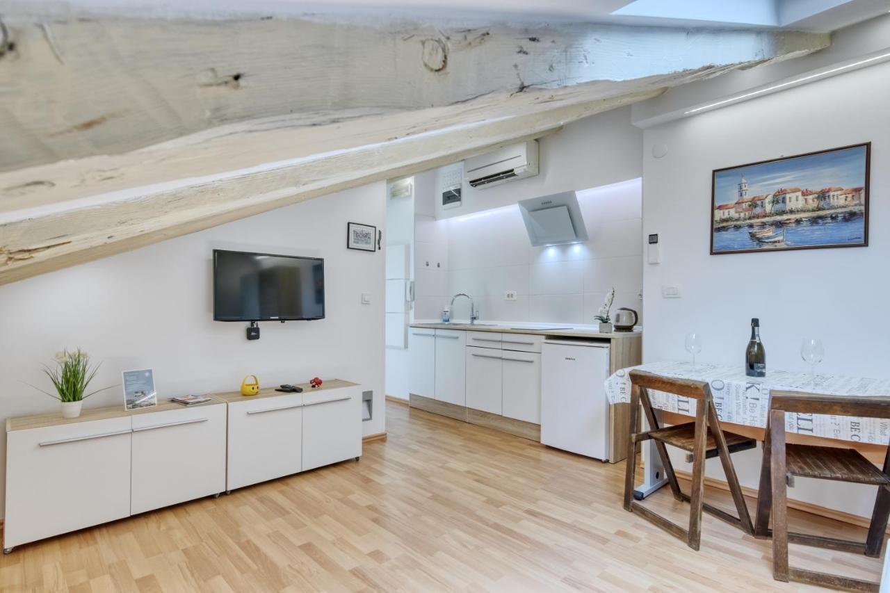 Apartment Light In Pula Exterior foto