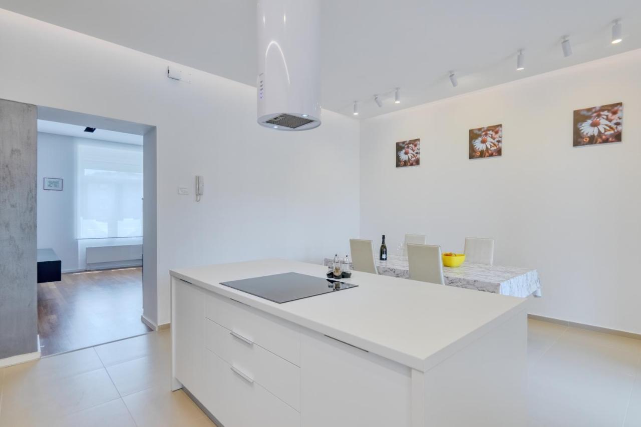 Apartment Light In Pula Exterior foto