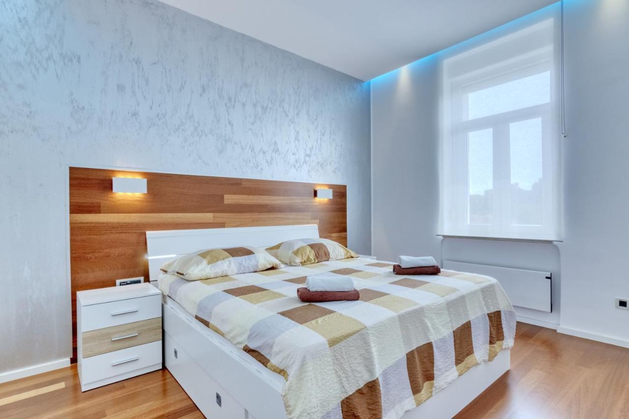 Apartment Light In Pula Exterior foto